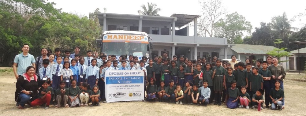Students, teachers and others during the Child-Friendly Library sessions
